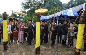 Dalam kajian cak nun dan kiai. Asal Usul Nama Kampung Guntong Luar Aretu