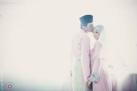 Modern Wedding Photography But The Couple Is Deck Out In The Traditional Malay Wedding Outfits So Gorgeous Malay Wedding Wedding Inspiration Wedding