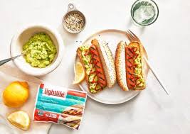 Tapioca starch, methylcellulose (from plant fiber), brown sugar, salt, natural flavors, natural smoke flavor, xanthan gum, yeast extract, smoked sugar, guar gum, red rice flour … Smart Dogs Lightlife