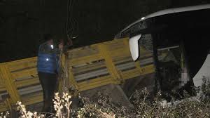 Jun 02, 2021 · patenli bir genç, trafikte seyir halinde olan toplu taşıma otobüsünün motor bölümünün açma halkasına tutunarak ilerledi. Balikesir De Yolcu Otobusu Ile Kamyon Carpisti 2 Olu 7 Yarali