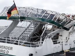 Army during world war ii due to numerous health problems. Hamburg 400 Meter Frachter Rammt Fahre Auf Elbe Polizei Ermittelt Gegen Kapitan Welt