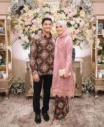 Ada baju kondangan muslim syar'i couple pernikahan brokat batik terbaru. Pin Di Pakaian Pesta