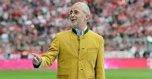 Maybe you would like to learn more about one of these? Simvol Nemeckogo Futbola Medlenno Umiraet S 2015 Goda Gerd Myuller Stradaet Ot Bolezni Alcgejmera