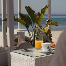 frontemare - Il risveglio più dolce è quello dei sensi! 🧘🏻‍♀️ Il profumo  della colazione 🥐☕ crea una combinazione perfetta con la vista del mare 😍  📜 VISITA IL NOSTRO SITO E