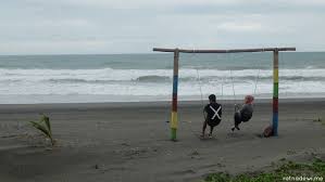 Pantai jetis berada bersebelahan langsung dengan pantai ketawang lebih ramai dikunjungi wisatawan apalagi pada saat hari libur kawasan sangat ramai penuh sesak. Pantai Jetis Pantai Penuh Cinta Dengan Spot Foto Kekinian