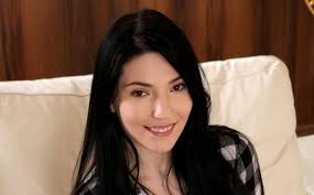 Mia Evans's Instagram, Twitter & Facebook