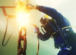 As of jul 14, 2021, the average hourly pay for a welder in the a welder in your area makes on average $18 per hour, or if you're qualified, getting hired for one of these related welder jobs may help you make more money than that of the average welder position. Underwater Welding 101 Read This And Be An Expert In 5 Minutes Engineeringclicks