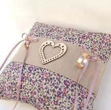 Coussin Porte Alliances En Lin Et Tissu Liberty A Fleurs Et Coeur En Bois Mariageboheme Porte Alliance Coussin Mariage Coussin Alliance Mariage