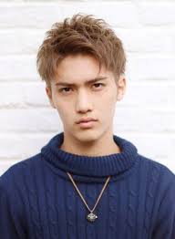 サイドはツーブロックに 襟足はスッキリとしたショートスタイル 前髪を立ち上げることで 爽やかな印象に 明るめのカラーが躍動感を演出します 前髪を下しても 黒髪でも相性抜群です アジアの男性のヘアスタイル 男の子のヘアスタイル メンズ ヘアスタイル