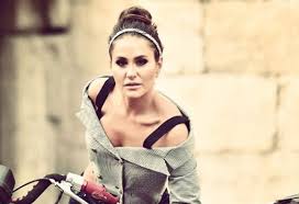 ديمة قندلفت فنانة شاملة سورية مغنية وممثلة التحقت بالصفوف الأولى في وقت مبكر وأطلق عليها لقب جوكر الدراما السورية، بسبب براعتتها في أداء جميع الأدوار. Ø¯ÙŠÙ…Ø© Ù‚Ù†Ø¯Ù„ÙØª ØªØªØ¹Ø±Ø¶ Ù„Ù…ÙˆØ¬Ø© Ù…Ù† Ø§Ù„Ø³Ø®Ø±ÙŠØ© Ø¨Ø³Ø¨Ø¨ Ø¸Ù‡ÙˆØ±Ù‡Ø§ Ø¨Ø­Ù…Ø§Ù„Ø© ØµØ¯Ø± Ø±ÙŠØ§Ø¶ÙŠØ© Ù…Ø¬Ù„Ø© Ù„Ø§Ù„Ø© ÙØ§Ø·Ù…Ø©