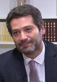 Não conseguindo eleger qualquer eurodeputado, a coligação foi dissolvida a 30 de julho de 2019.32 concorreu às eleições legislativas portuguesas de 2019 pelo chega, como cabeça de lista pelo círculo eleitoral de lisboa, acabando por ser eleito como o primeiro deputado do partido por si fundado.3334 afirma ter posições liberais. Andre Ventura Wikipedia A Enciclopedia Livre