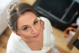 Every great love starts with a great make up 🤣 @whiteframestorytellers_