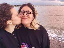 La métamorphose d'une chanteuse qui a décidé de dire non. Safia Nolin Et Sa Copine Victimes D Homophobie Dans Un Parc De Montreal Vedette Quebec