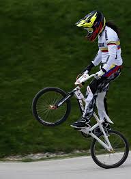 Mariana pajón (arriba) de colombia compite en los juegos olímpicos 2020, este viernes en el mariana pajón de colombia con la bandera de su país tras obtener medalla de plata durante la final. Mariana Pajon Bicicletas Bmx Bicis Bmx Bicicross