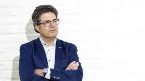 Van gucht schakelt poëtische beeldspraak in om het volk te overtuigen. Steven Van Gucht Sur Les Rassemblements En Sphere Privee Il Est Encore Trop Tot Le Soir