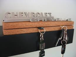 Une fois cette étape terminée, on est prêt à poser son porte clé mural original sur une surface verticale près. 3 Tutoriels Pour Fabriquer Un Porte Cles Mural En Bois