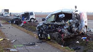 A baleset következtében a személygépkocsi vezetője a helyszínen életét vesztette. Harom Gepjarmu Karambolozott A 4 Esen A Szolnoki Elkerulo Uton Szoljon