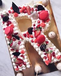 2019 Wird Es In Sachen Hochzeitstorte Fruchtig Suss Und Ganz Individuell Der Anfangsbuchstabe Des Brautpaares Wird Zu Cake Lettering Alphabet Cake Cake Shapes