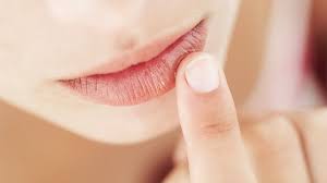 Jika anda sedang sibuk mengatasi bibir yang kering seperti gurun ini dan belum menemukan solusinya, kami siap membantu anda. 11 Cara Mengobati Luka Di Sudut Bibir Secara Alami Ampuh Orami
