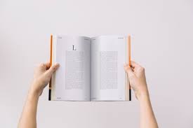 Download Mulher Livro Mockup Psd Gratis PSD Mockup Templates