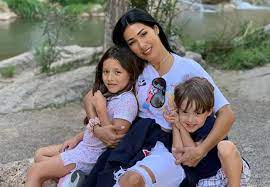 Ela contou em uma entrevista que ele mandou uma mensagem para ela e os dois passaram a conversar pela webcam. De Ferias Simaria Vai A Espanha Com Os Filhos Vivencia Com O Lado Paterno Da Familia Quem Entrevista