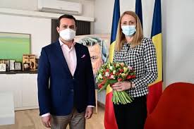 Intreaga sumă va fi donată unui copil cu dizabilități a cărui ambiție este o lecție de viață demnă de toată admirația. Primarul CÄƒtÄƒlin CherecheÈ™ Ne Dorim SÄƒ Oferim Copiilor Oportunitatea SÄƒ Practice Gratuit Inotul Prin SusÈ›inerea De CÄƒtre Municipiu A Orelor De Inot