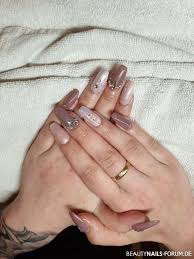 Stöbern sie in unserer bildergalerie und entdecken tolle nageldesign ideen in dieser stylischen trendfarbe. Mandel Matt Und Glanzend Mit Strass Nageldesign