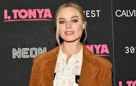 Former 'neighbours' star margot robbie says the soap's bosses refused her request for her character donna freedman to be killed off, because they wanted to keep the role open in case things didn't work out in the us. Here S The Neighbours Cast Sending Good Luck Vibes To Margot Robbie