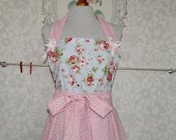 Schurze Landhausschurze Kuchenschurze Halbschurze Kochschurze Schurze Mit Uberschurze Ikea Rosali Rosen Aufwendige Schurze Fashion