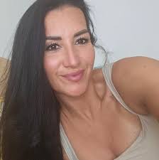 1️⃣0️⃣🎉Drage moje, odkar sem začela leta 2014, je minilo že neverjetnih 10  let! Prav ste prebrale, deset let truda in veselja, ki sem ju vložila v  delo za vas. Sprva sem se