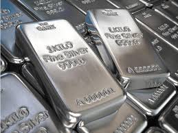 Gold has traditionally been considered the better investment, as it is the only precious metal to have consistently increased in price every year for the past ten years. Silver Is Better Than Gold Right Now Seeking Alpha