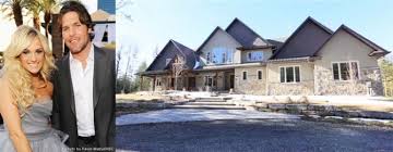 Take A Peek Inside Carrie Underwood And Mike Fisher S Canadian House Country Weekly Video Of Celebrity Houses Mansions Canadian House Carrie Underwood House