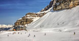 Frazione del comune di pinzolo, il villaggio si trova nella val rendena a un'altitudine di 1.522 metri e ha circa 1.000 abitanti. Case Vacanza E Chalet Madonna Di Campiglio Hometogo