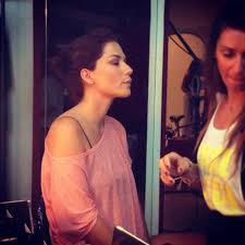 Δεν είναι εκπομπή μαγειρικής, αν και σερβίρει τα πιο μαμαδίστικα και «πειραγμένα» πιάτα.δεν είναι show χορού, αν και χορεύουν όλοι… στο ταψί. To Soi Soy Basw Laskarakh Tosoisou Phgh Instagram Facebook