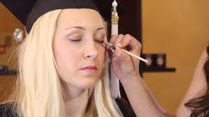 How Should Makeup Be Done for Graduation Pictures? : Eye Makeup & More