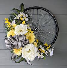 This Unique Bicycle Wheel Wreath Is The Perfect All Season Accent For Your Home A 17 Black Bicycle Wheel Serves As The Base Of This One Of A K Dekor Sus Bitki