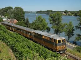 Das bild zeigt die wachaubahn regiosprinter (baureihe 654) mit dem zug nach emmersdorf in der nähe der kirche von weissenkirchen. Wachaubahn Steinschalerwiki