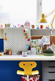 Ikea Deutschland Ein Schreibtisch Mit Lochplatte Und Einem Gelben Stuhl U A Mit Linnmon Tischplatte In Weiss Bunte Mobel Ikea Ideen Colour Blocking