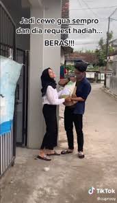 Check spelling or type a new query. Viral Cewek Minta Hadiah Beras Usai Seminar Proposal Netizen Bermanfaat Banget Kumparan Com