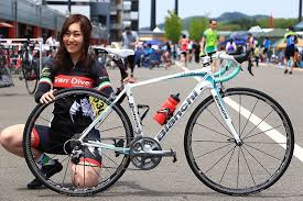 サイクルイベントにて出会ったライダーとバイクを紹介する企画 あなたの自転車を見せてください 今回 cw編集部員が訪れたのは 5月にツインリンクもてぎで行われたもてぎ7時間エンデューロgw 女性ライダー編をお届けします 自転車 サイクリング 女性サイクリスト