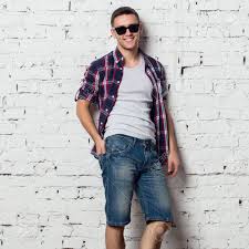 Voir plus d'idées sur le thème tenue africaine, vetement africain, mode africaine. Beau Elegant Jeune Homme En Short En Jean Et Chemise Hippie Attrayant Avec Un Poil Des Lunettes De Soleil Banque D Images Et Photos Libres De Droits Image 36767254