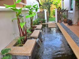 Desain Kolam Ikan Dengan Air Mengalir Mengelilingi Taman Pond Design Koi Pond Design Outdoor Fish Ponds
