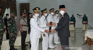 Bupati solok selatan muzni zakaria juga minta maaf atas permasalahan tersebut. Gubernur Mahyeldi Lantik Bupati Solok Dan Solok Selatan Di Gubernuran Suara Sumbar