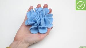 Cara yang dilakukan adalah melipat kain menjadi dua potong bagian atas, lalu bagian bawah, bentuknya seperti ini. 5 Cara Untuk Membuat Bunga Dari Kain Felt Wikihow