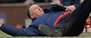 Op geheel eigen wijze beeldde van gaal tijdens de topper tegen arsenal een situatie uit, een actie die grote gelijkenissen toont met zijn wereldberoemde demonstratie van de karatetrap. Louis Van Gaal Is Eigenlijk De Leukste Trainer Ter Wereld