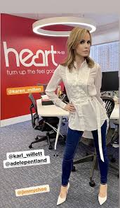 Amanda holden wowed fans with a gorgeous new photo on thursday evening as she posed in her kitchen as part of her partnership with revive collagen. Amanda Holden Strikes A Leggy Pose In Figure Hugging Skinny Jeans Hello