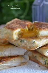 Brick Au Poulet Fromage Et Oeuf Coulant Le Sucre Sale D Oum Souhaib En 2020 Recettes De Cuisine Cuisine Oeuf Coulant