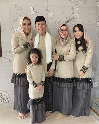 Cara ini pastinya bisa membuat anggota keluarga tetap kompak, apalagi saat diabadikan dalam momen idul fitri kali ini. Model Baju Lebaran Seragam Keluarga Inspirasi