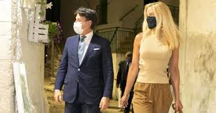 Tutte le notizie in tempo reale solo sul sito tgcom24.it. Giuseppe Conte Polemiche Per La Borsa Della Compagna Olivia Paladino