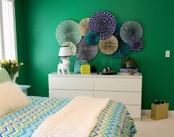 Hiasan dinding kamar merupakan salah satu dekorasi yang mungkin terlihat sederhana namun ternyata membawa perubahan besar. Hiasan Dinding Kamar Nan Lucu Ini Terbuat Dari Kertas Kado Okezone Lifestyle